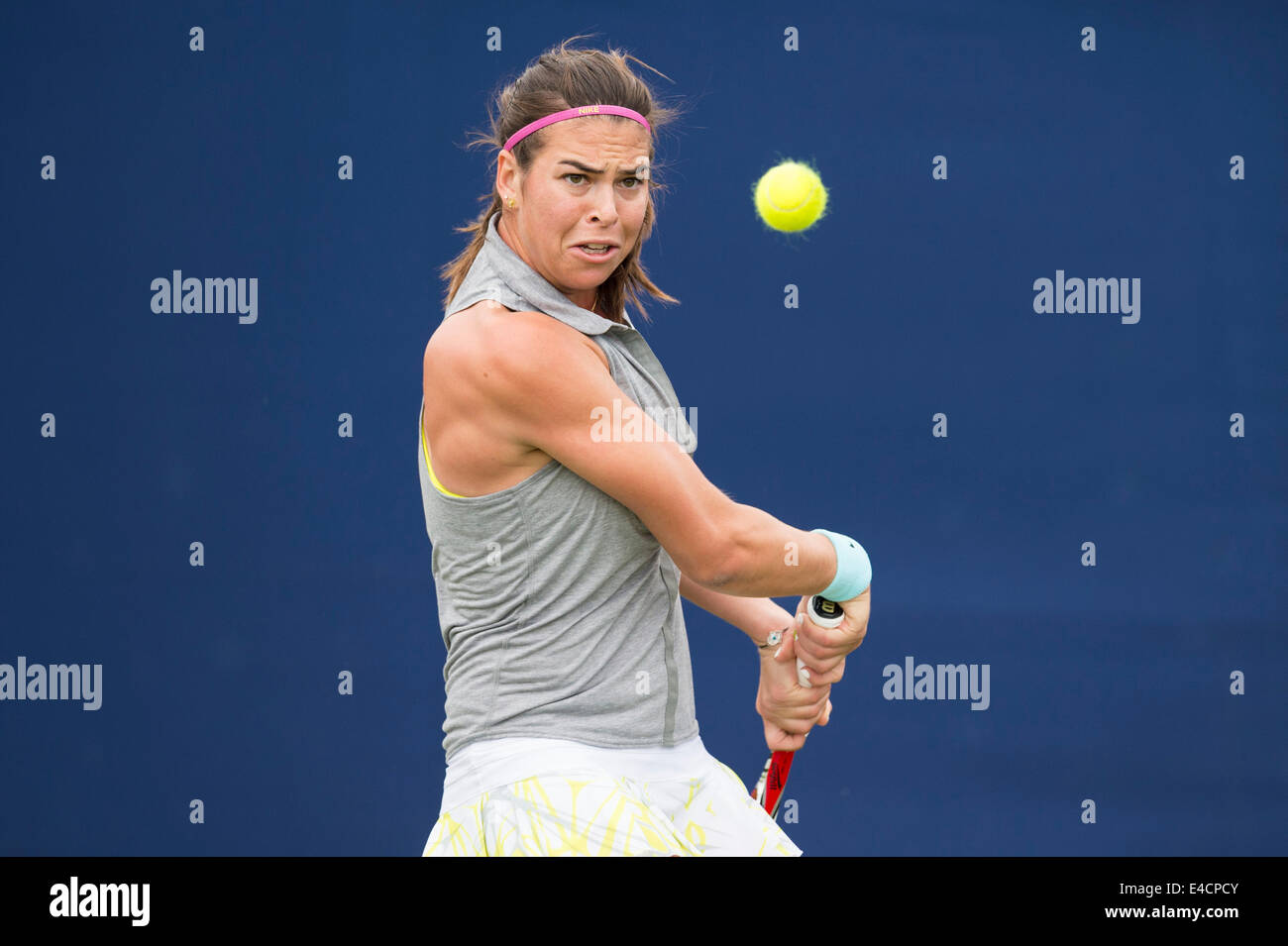 AEGON International 2014- Ajla Tomljanovic della Croazia in azione giocando a due mani scritto Foto Stock