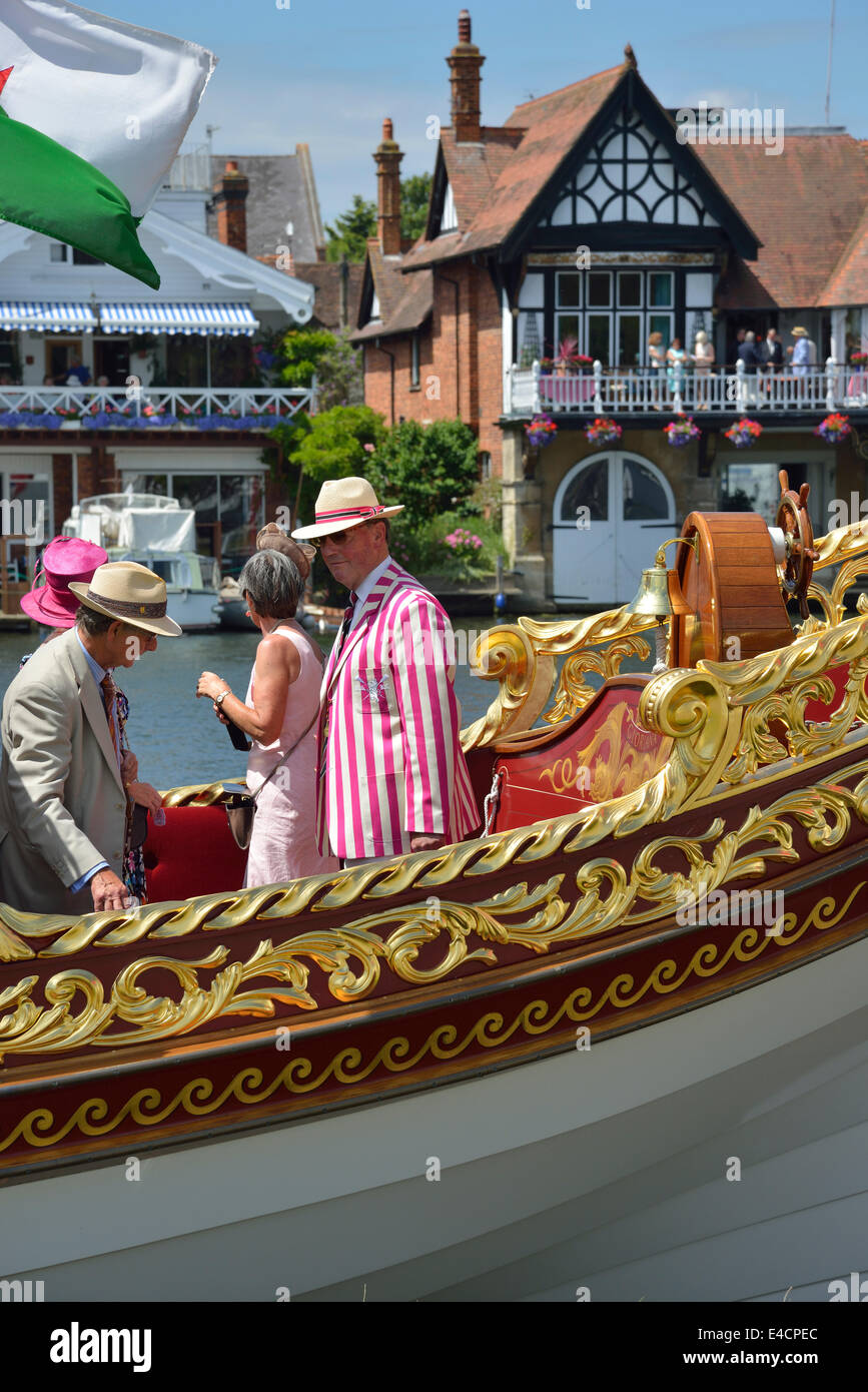 Visitatori sulla regina della chiatta (Vincenzo) durante Henley Royal Regatta (canottaggio) a Henley-on-Thames, Oxfordshire, Regno Unito, Inghilterra Foto Stock