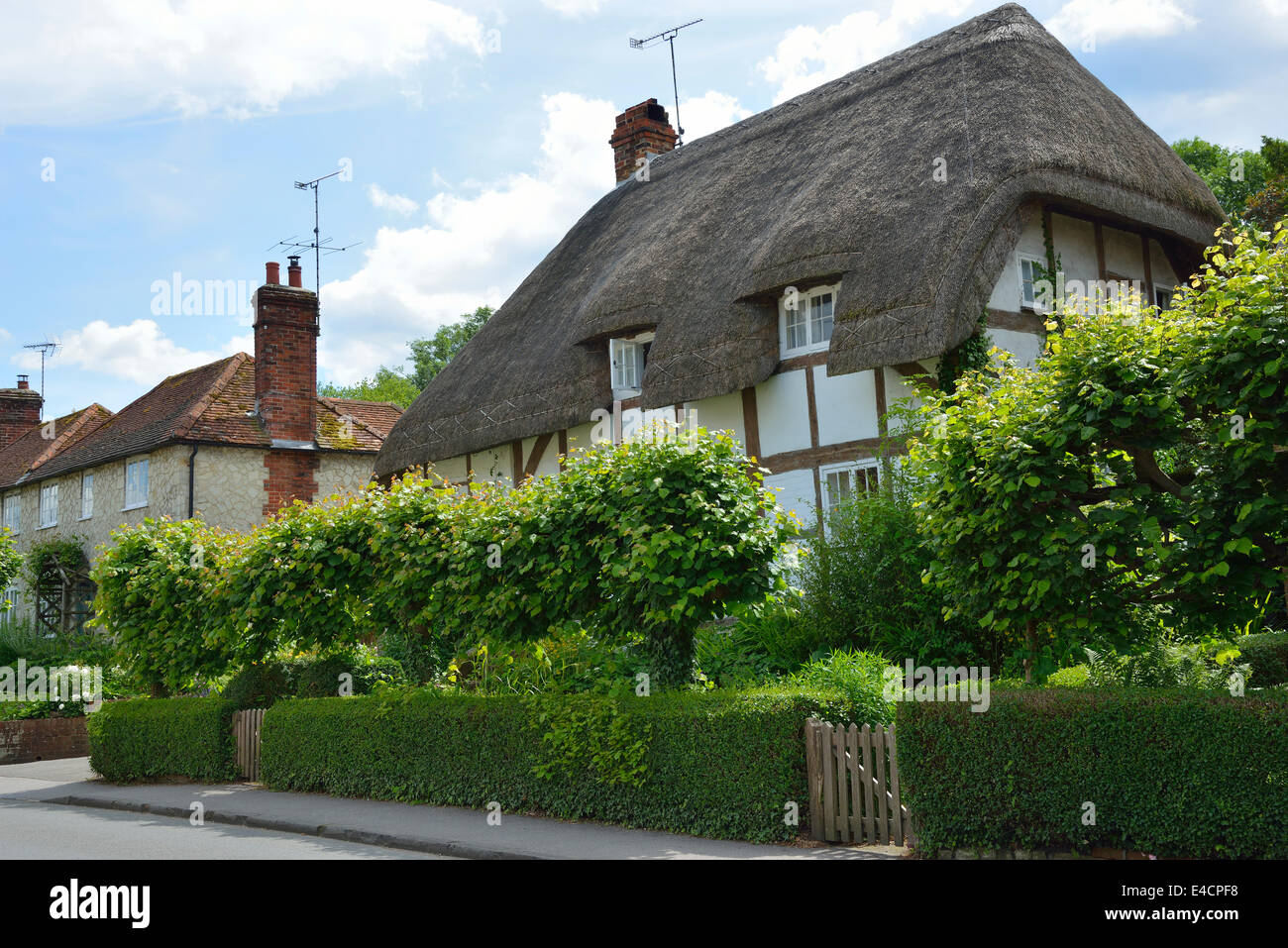 Con il tetto di paglia in bianco e nero cottage di campagna nel villaggio di Selborne, Hampshire, Inghilterra, Regno Unito Foto Stock