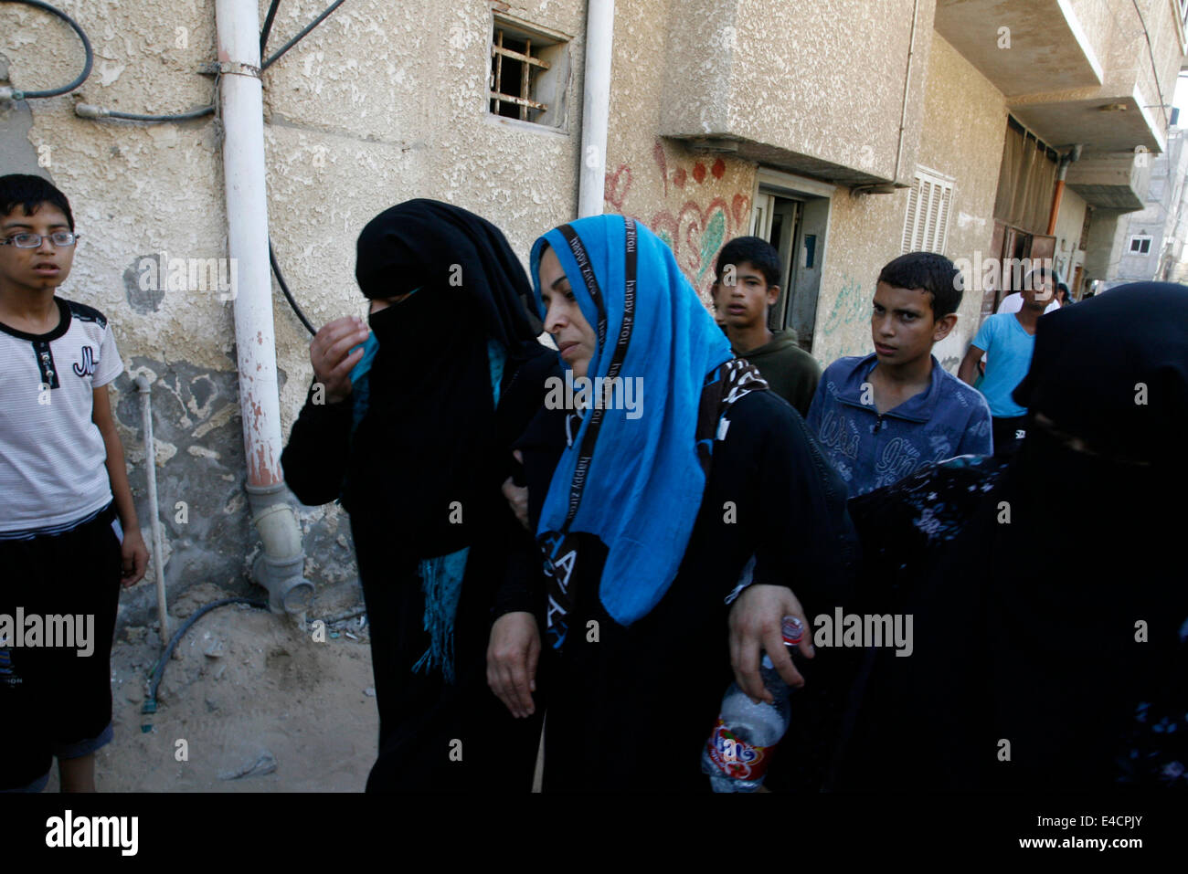 Khan Younis, Striscia di Gaza, la Palestina. 08 Luglio, 2014. Una donna Palestinese grieve sulla loro casa, che è stato distrutto da aeroplani militari israeliane in Khan Younis nel sud della striscia di Gaza nel luglio 8, 2014. Israele bombardato la striscia di Gaza il martedì a scioperi che i funzionari palestinesi detto ucciso almeno 11 persone, intensificare ciò che rischia di diventare un lungo-termine offensiva contro il gruppo islamista Hamas dopo i punteggi dei razzi colpire le città israeliane. Gli attentati hanno provocato almeno sei persone in una casa, i palestinesi del ministero dell'interno detto. Gli altri quattro morti in un automobile ha colpito nella città di Gaza, medici dipendenti detto, uno Foto Stock