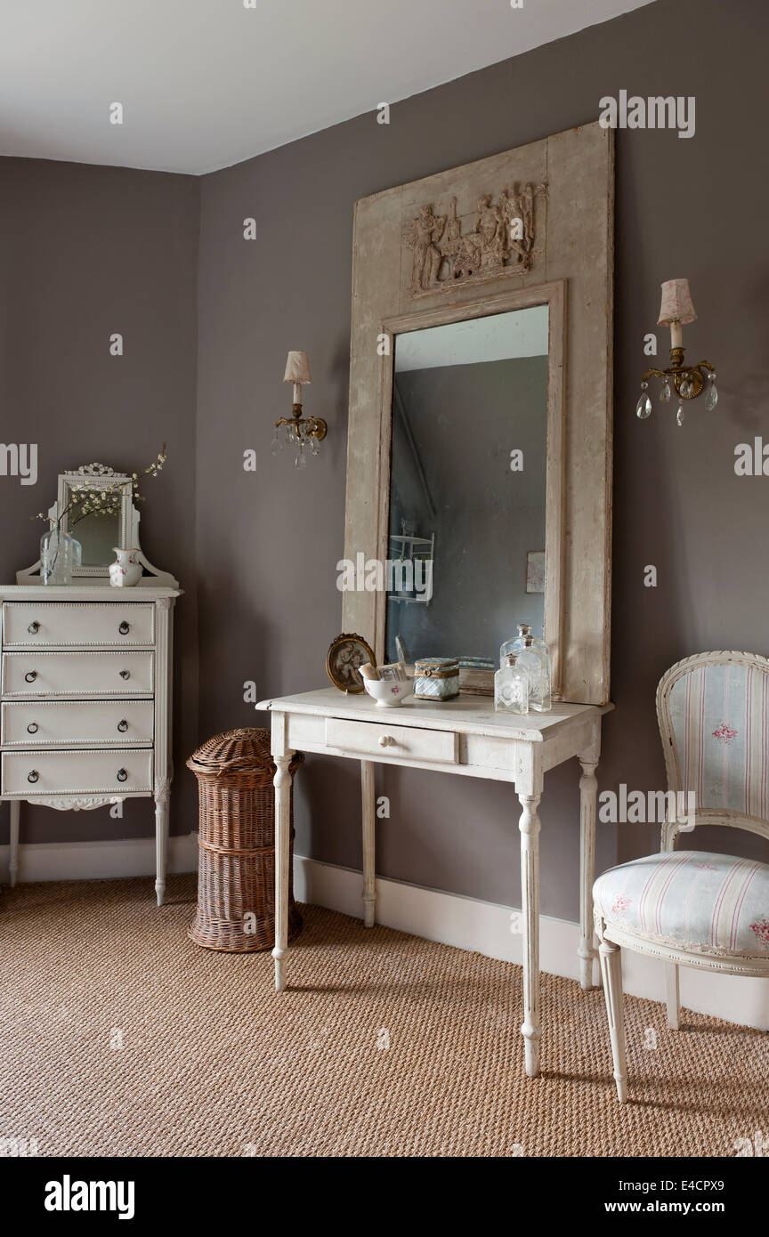 Specchio con calco in gesso su telaio in legno antico tavolo in bagno con tappeto di fanerogame Foto Stock