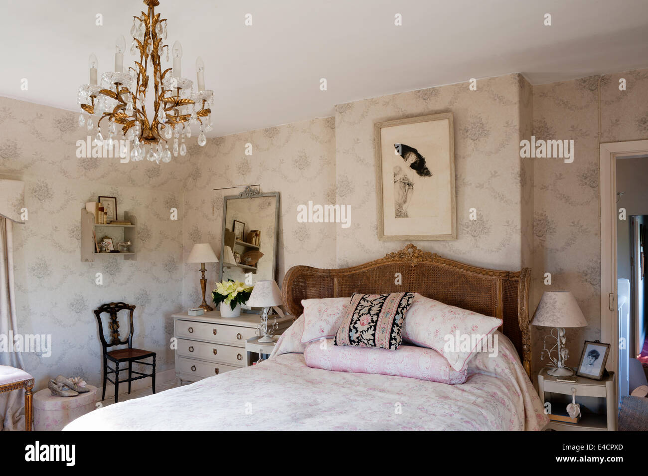 Grigio sfondo Sophia da Kate Forman in camera da letto con il francese antico letto di canna, copriletti floreali e Genevieve cuscino anche da Kate Foto Stock