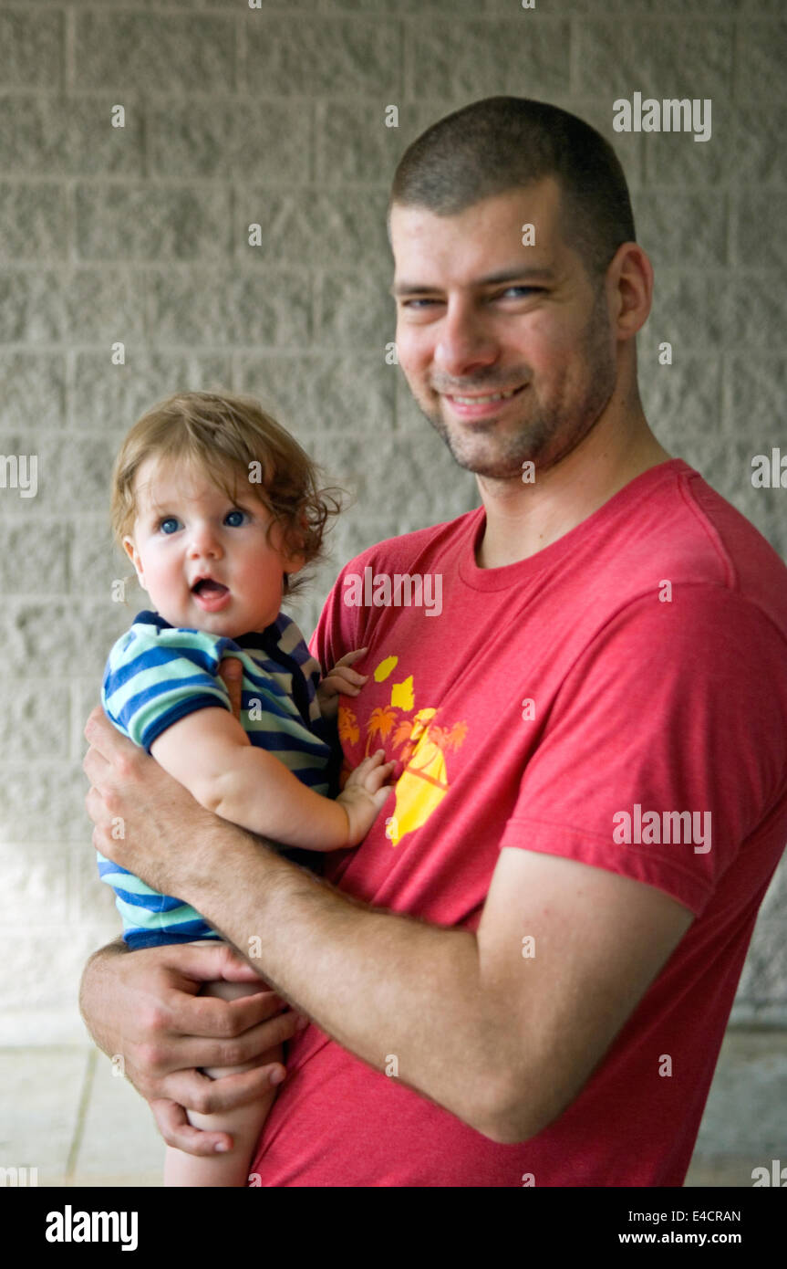 Sei mesi Baby Boy detenuto da suo padre Foto Stock