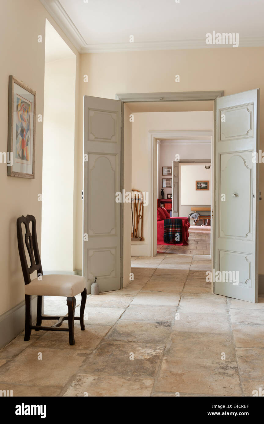 Antiquariato francese sedia da pranzo in pietra pavimentato in corridoio Foto Stock