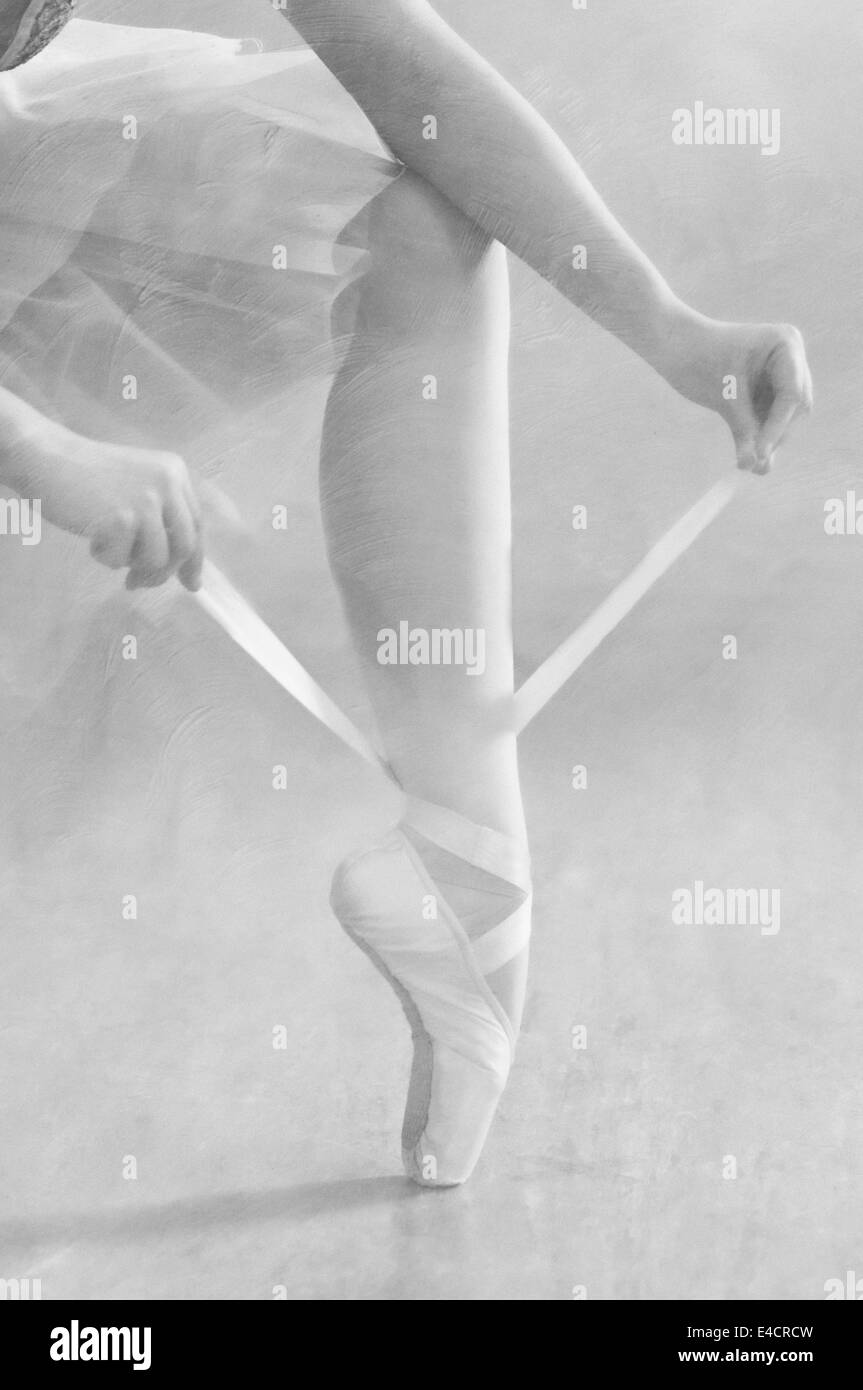 Ballerina legando il suo Balletto Pantofole Foto Stock