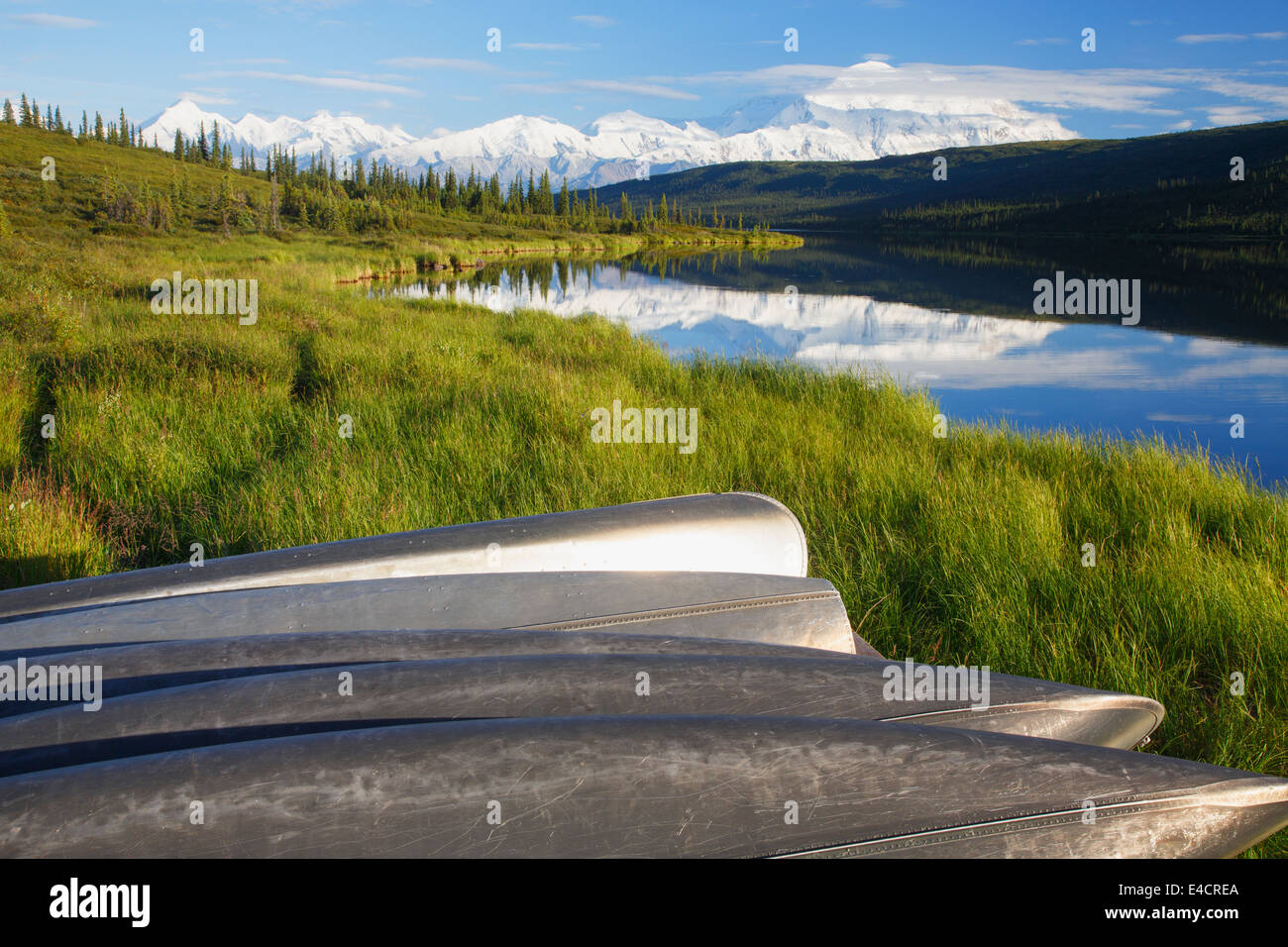 Canoe nella parte anteriore del Mt. McKinley, noto anche come Denali, dal Lago di meraviglia, Parco Nazionale di Denali, Alaska. Foto Stock