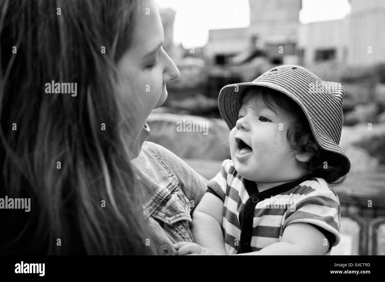 Sei mesi Baby Boy interagenti con la sua mamma Foto Stock