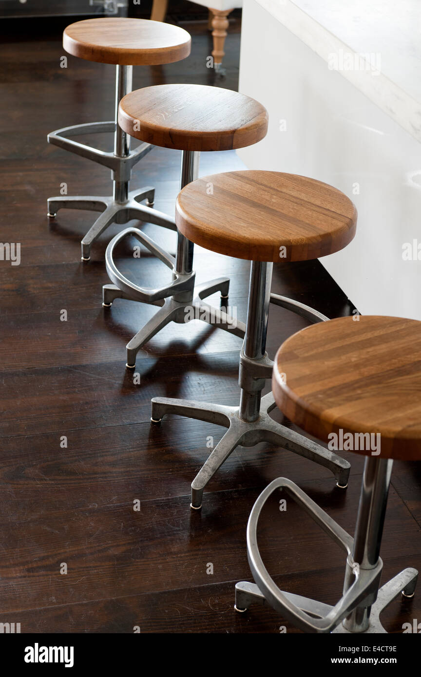 Set di quattro chrome sgabelli bar con posti a sedere in legno Foto Stock