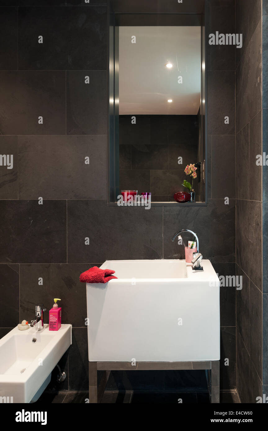 Catalano lavabo e bidet in bagno con piastrelle di ardesia Foto Stock