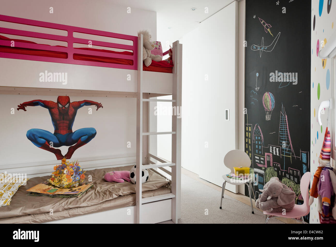 Lavagna gigante in camera da letto per bambini con letto a castello e Arne  Jacobsen serie 7 sedie Foto stock - Alamy