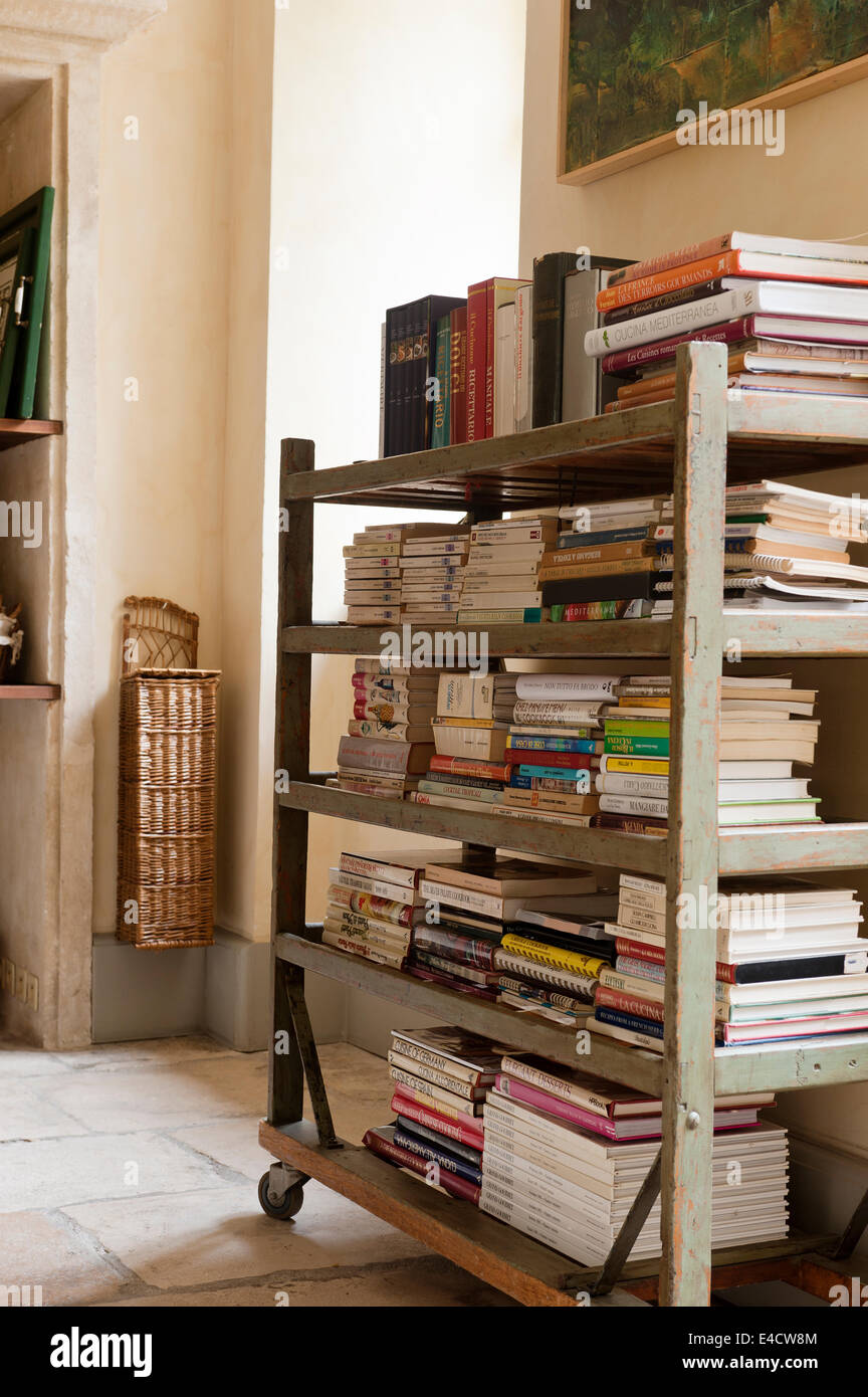 Pile di libri su uno scaffale di legno carrello con verniciatura invecchiato Foto Stock