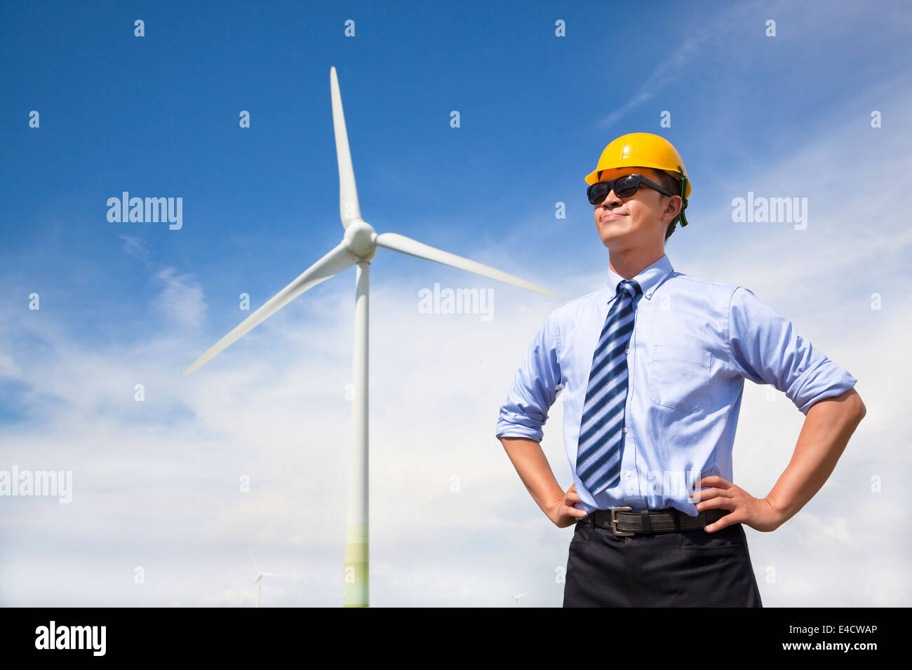 Professional giovane ingegnere in piedi con generatore a vento Foto Stock
