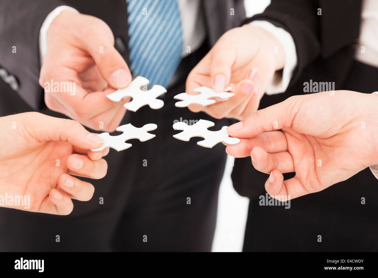 La gente di affari Azienda Puzzle Foto Stock