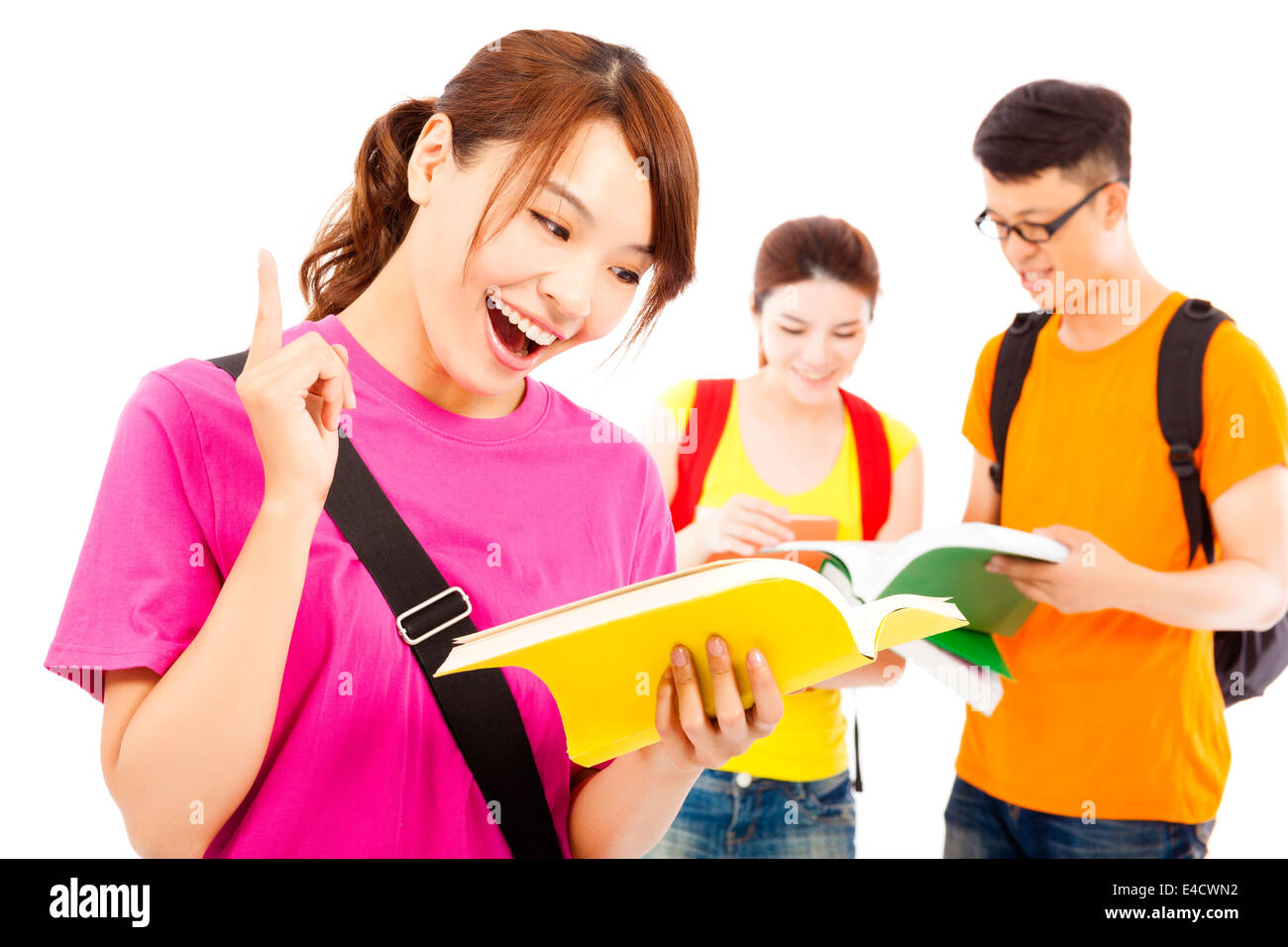 Giovane studente la lettura di un libro e di pensare le proprie idee Foto Stock