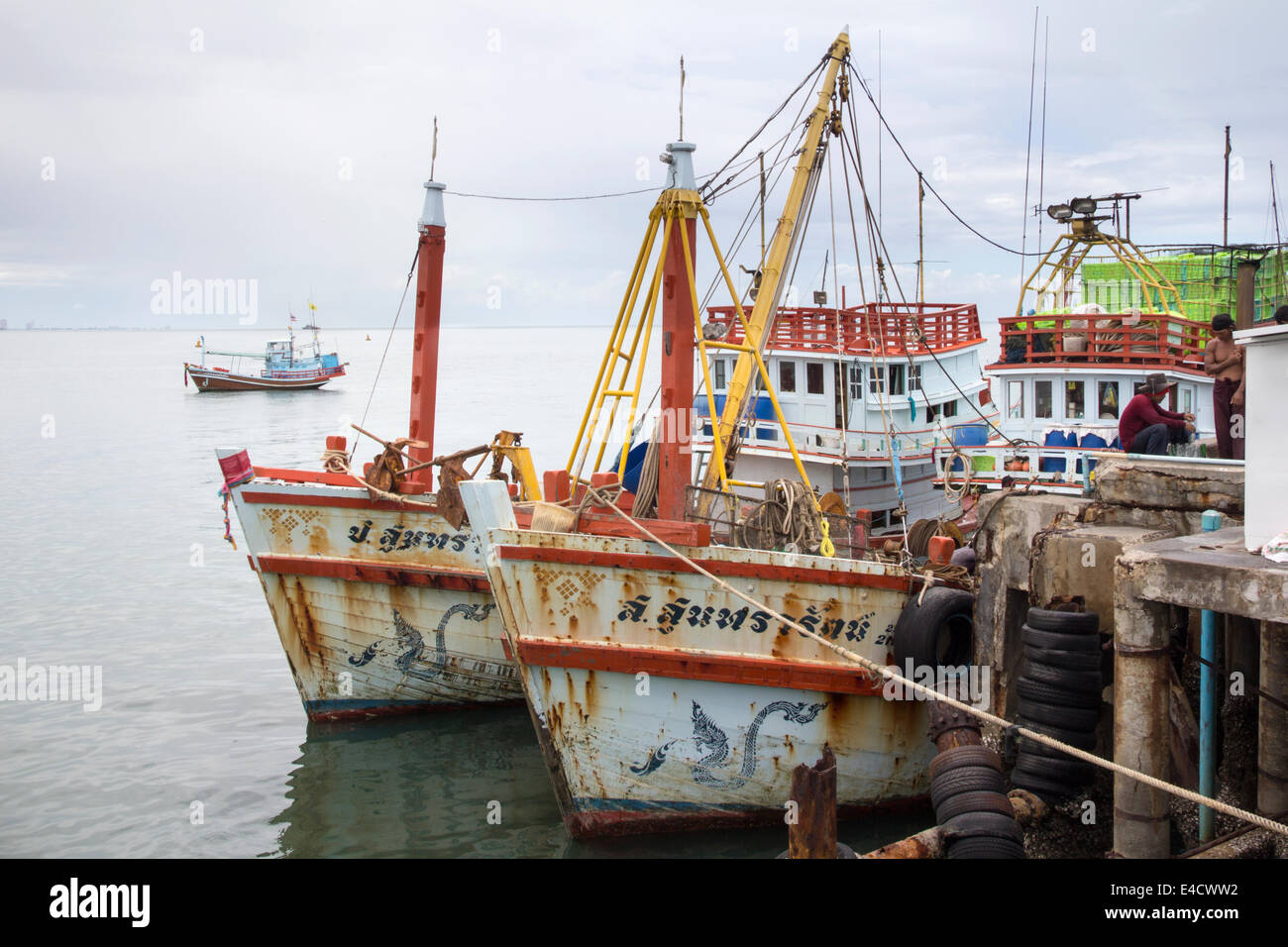 Hua Hin, Thailand-June trentesimo 2013: barche da pesca ormeggiate a Hua Hin Pier. Molti tailandesi barche da pesca sono dotate di equipaggio da birmani. Foto Stock