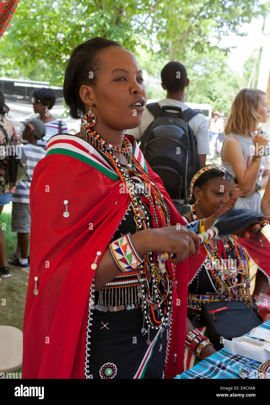 Donna Keniota In Abito Tradizionale Usa Foto Stock Alamy