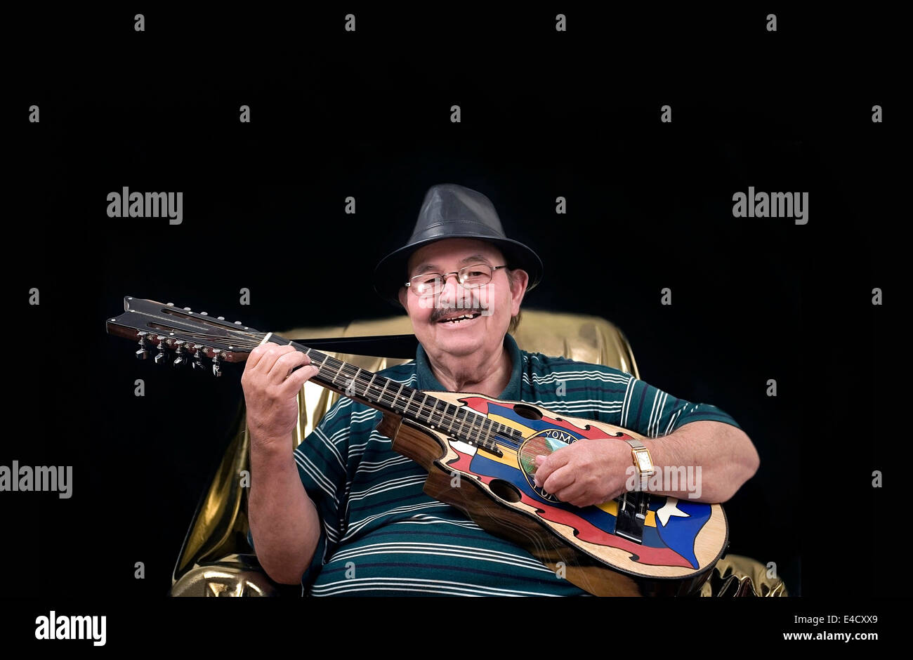 Legenda del mondo e musicista la Yomo Toro. Famoso per la riproduzione del cuatro, una piccola chitarra come strumento. Foto Stock