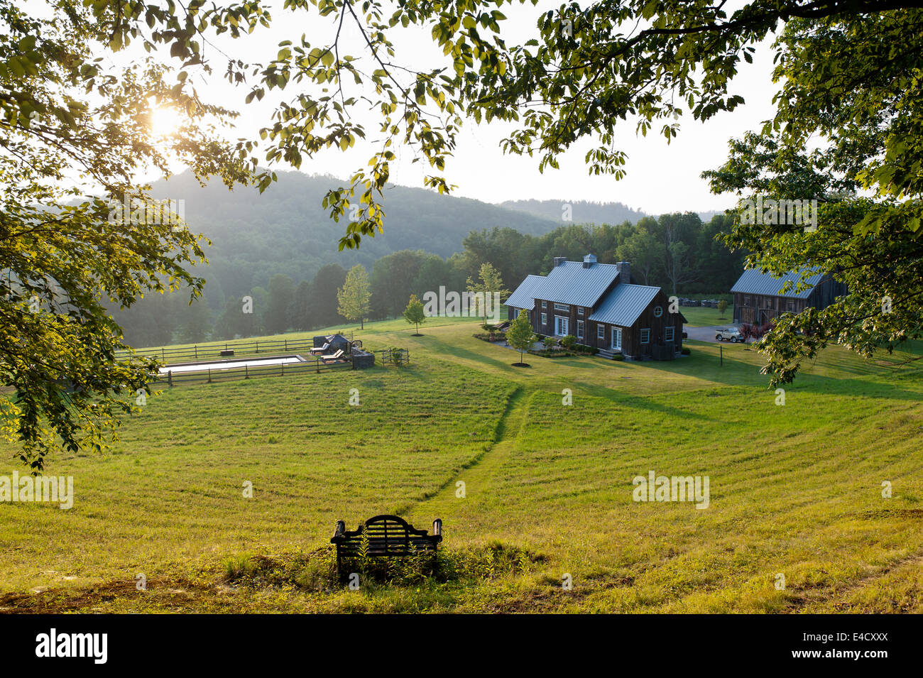 La facciata esterna del legno a casa con il cedro e la cicuta rivestimento con ampio giardino e piscina Foto Stock