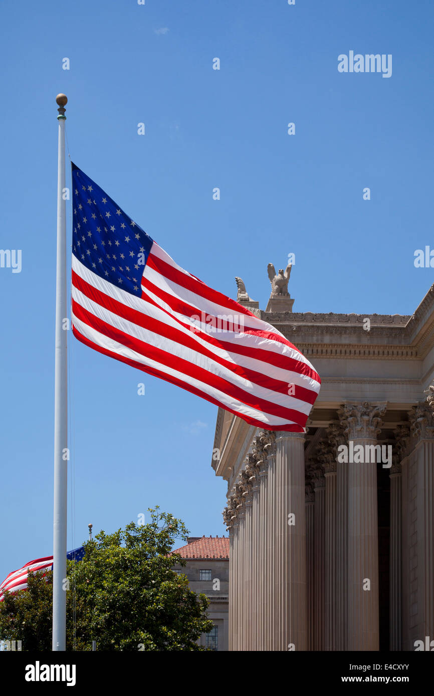 Bandiera americana in pole davanti al National Archives building - Washington DC, Stati Uniti d'America Foto Stock