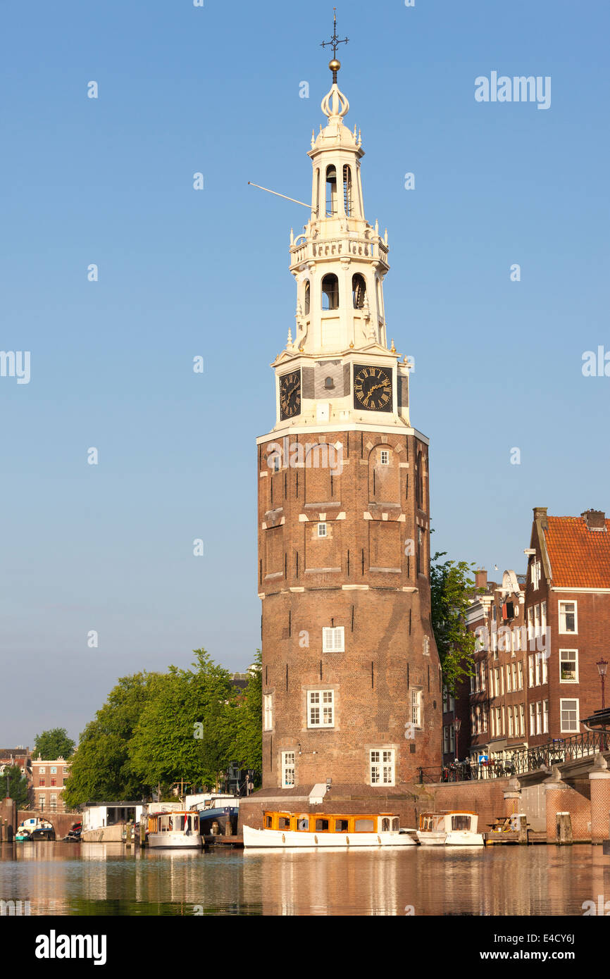 Amsterdam Montelbaanstoren all'angolo dei canali Oude Waal e Oudeschans. Costruito nel 1516. Campanile aggiunto nel 1606. Foto Stock
