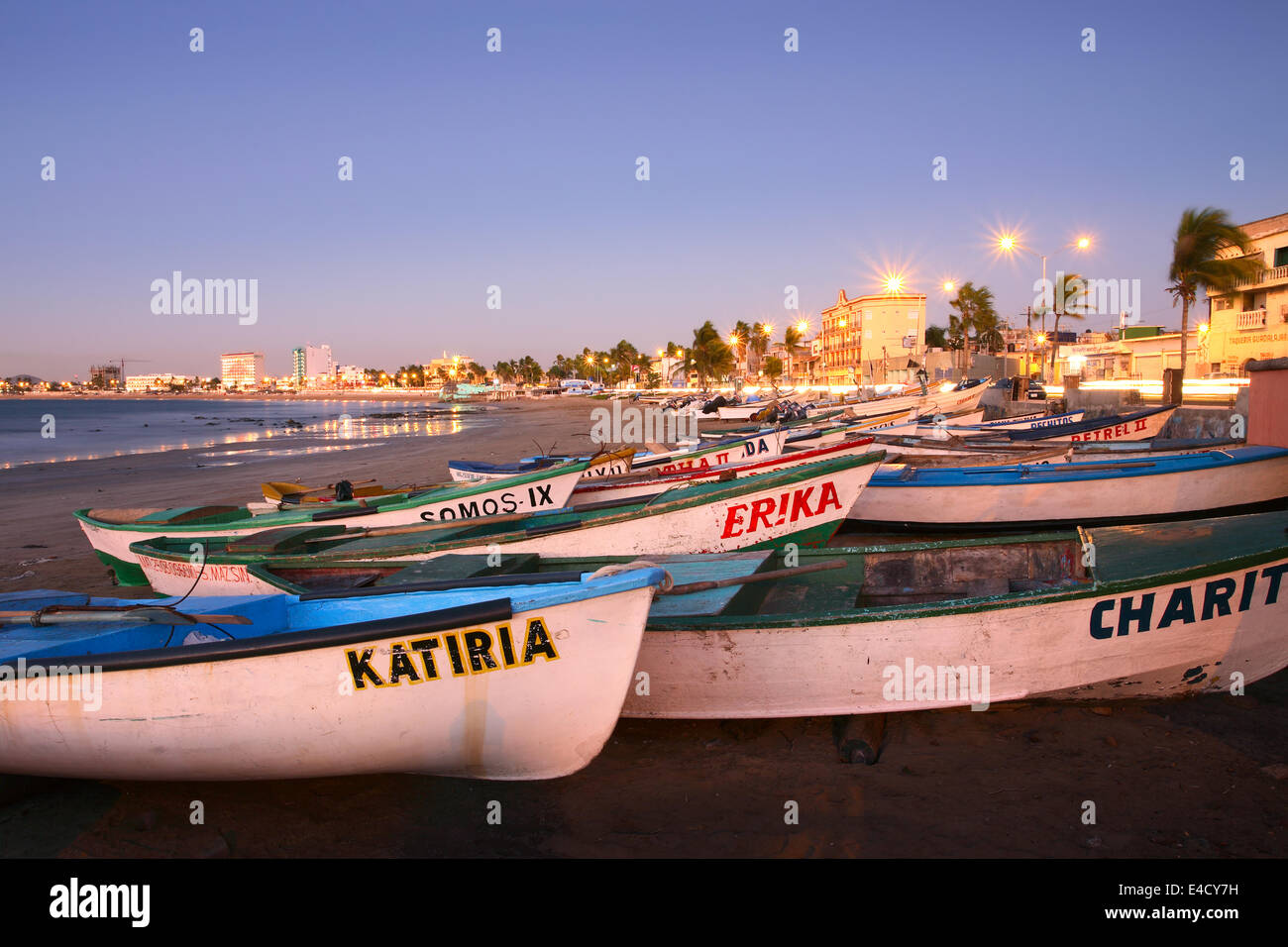 Barche da pesca al crepuscolo vicino al Malecon in mazatlan, Messico. Foto Stock