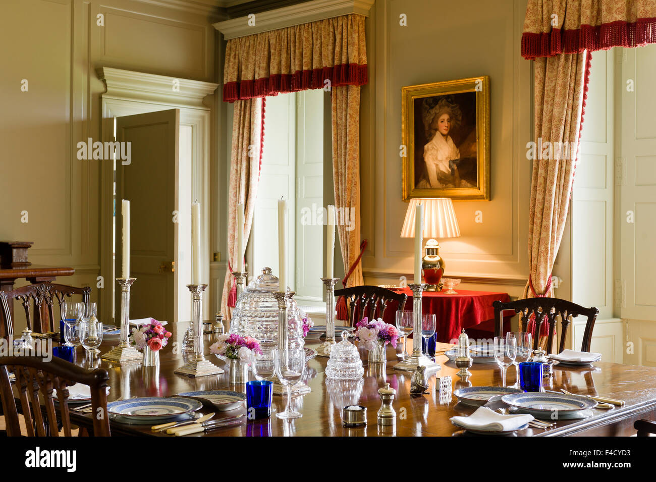 Sala da pranzo dipinto in grigio francese da Farrow e la sfera. La Cina è Copeland Spode e decorative di alveare cupola di cristallo è da Foto Stock