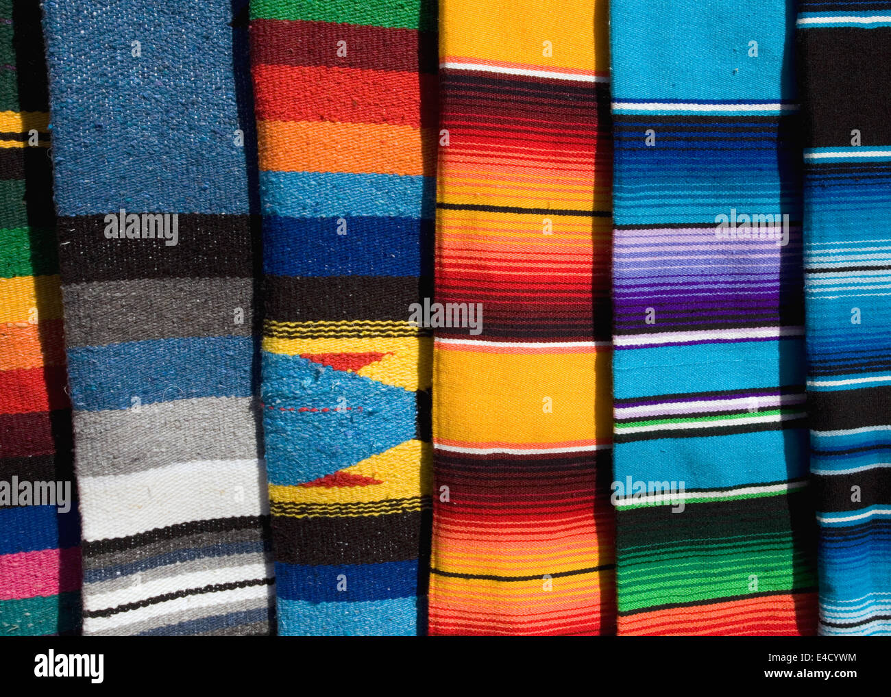 Bold coperte colorate la linea dello stallo in una Mazatlan, mercato del Messico Foto Stock