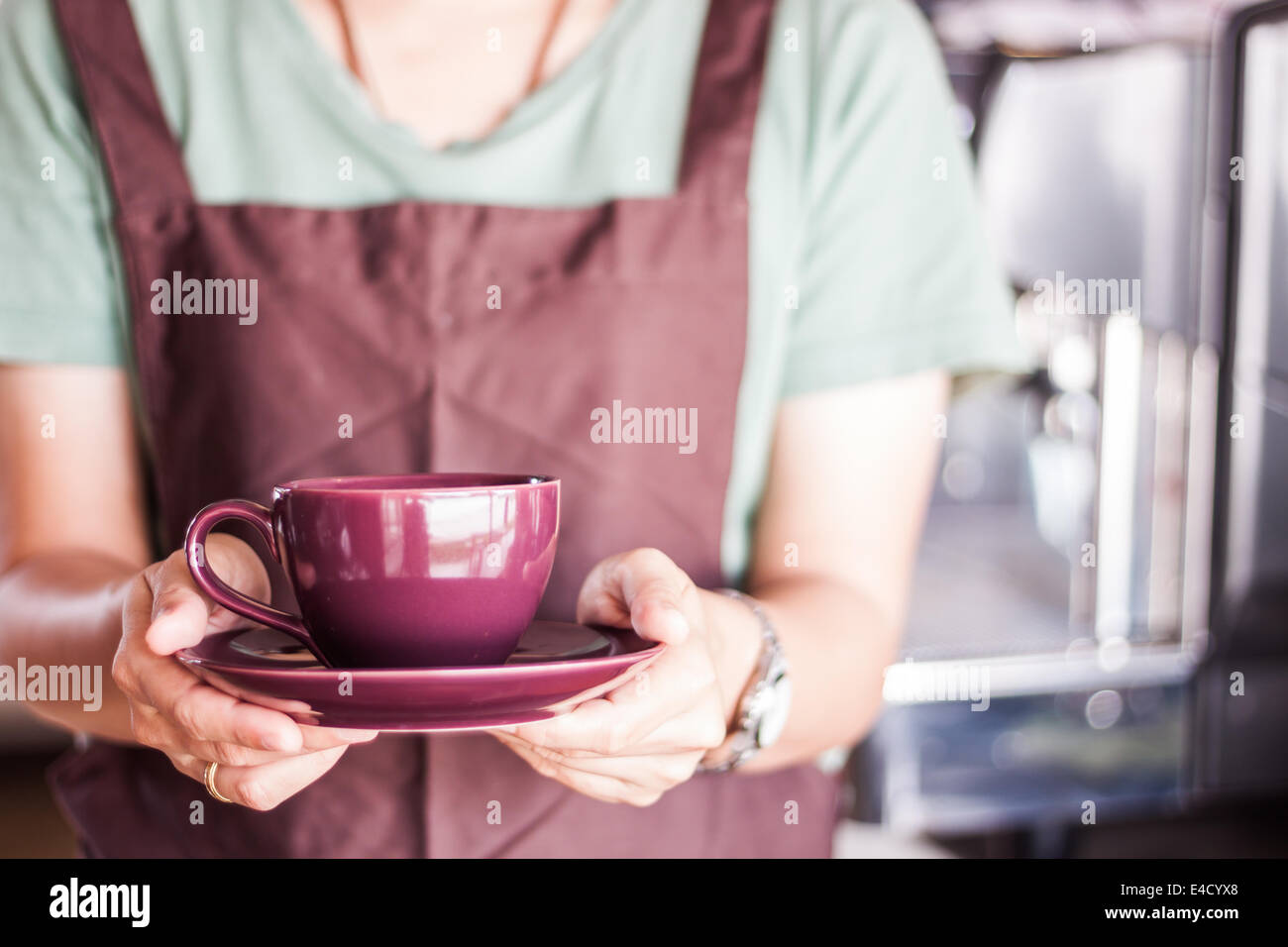 Proprietario del negozio che serve caffè appena fatto, stock photo Foto Stock