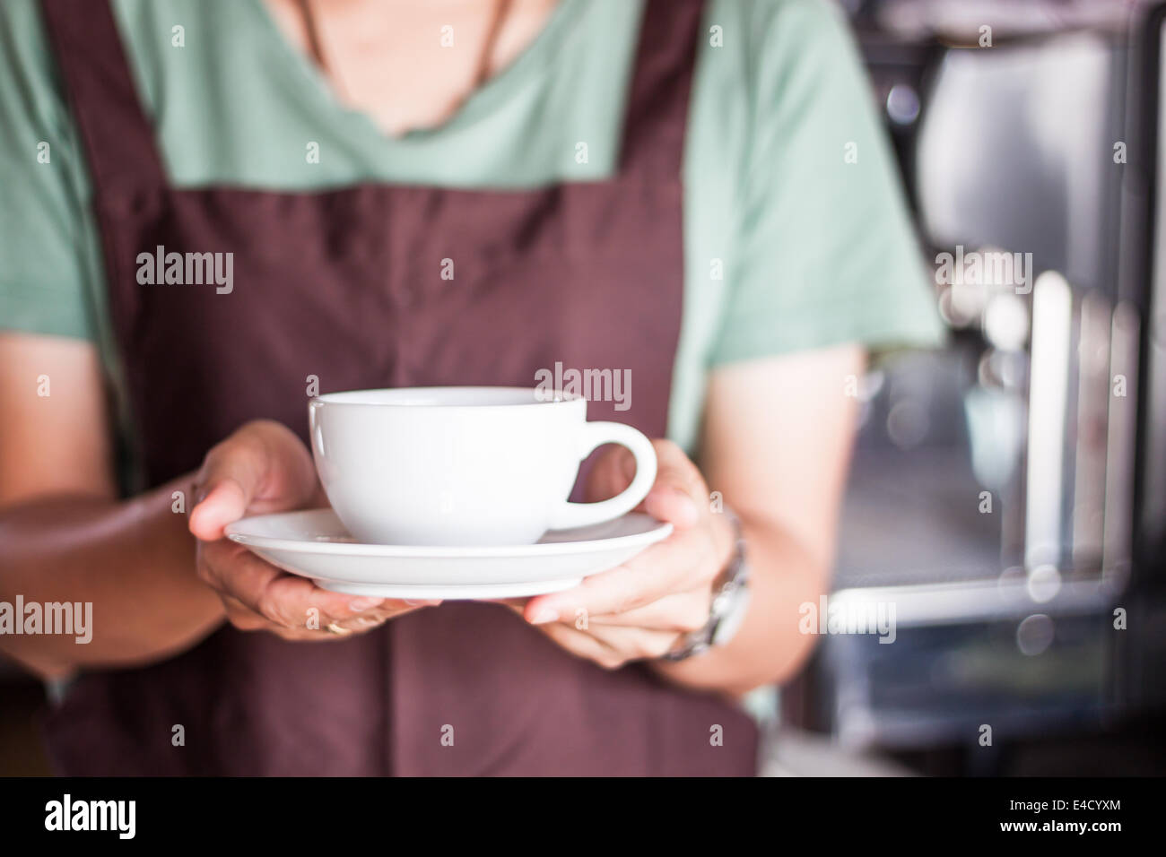 Barista che serve caffè appena fatto, stock photo Foto Stock