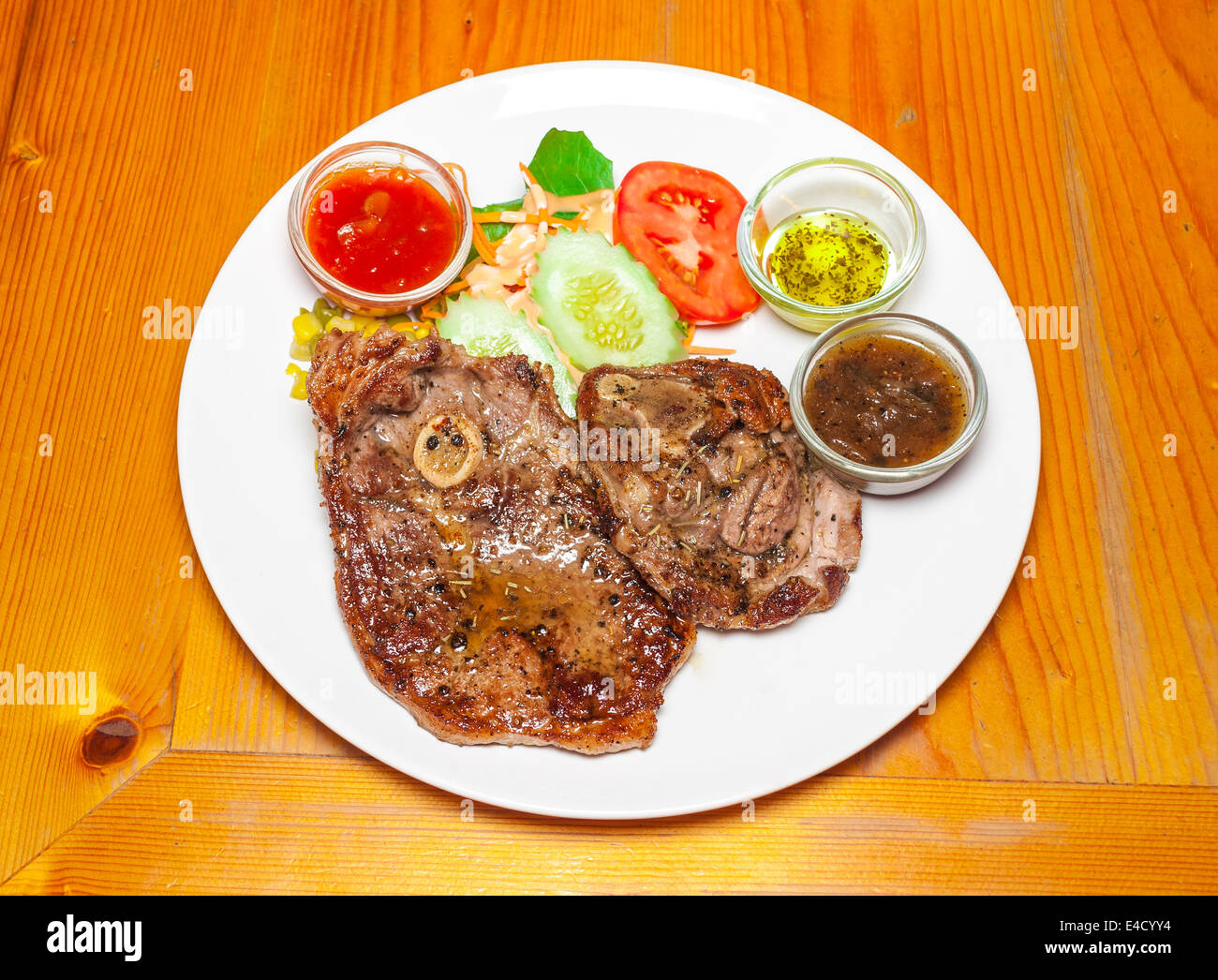 Bistecca di agnello con insalata. Foto Stock