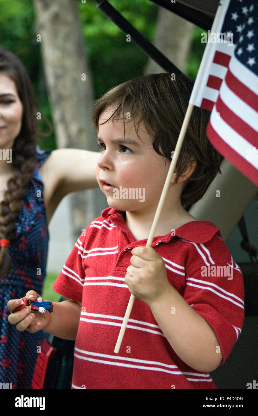 Tre anni di Old Boy Holding bandiera americana del Memorial Day nella primavera del Mulino del parco statale in Indiana Foto Stock