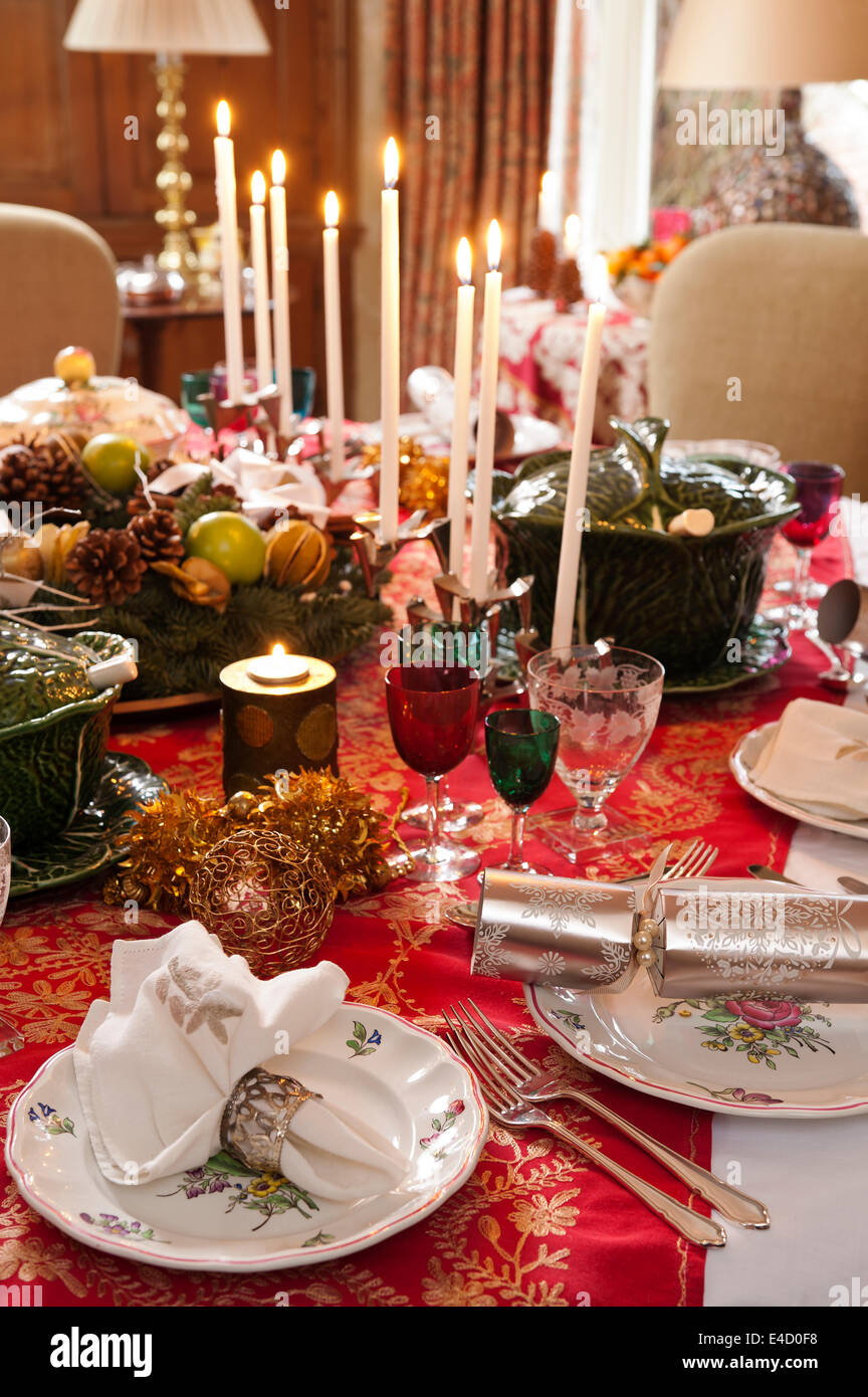 La tabella prevista per la cena di Natale con le candele e decorazioni. Il vasellame è un mix di Luneville Strasburgo Vecchia Cina pattern a Foto Stock
