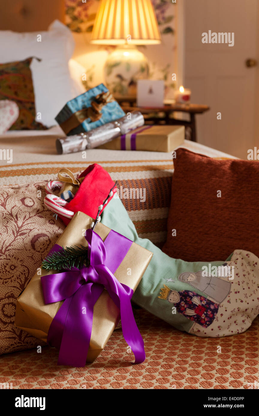 Un dono e una calza di natale su un ednwardian letto da giorno Foto Stock