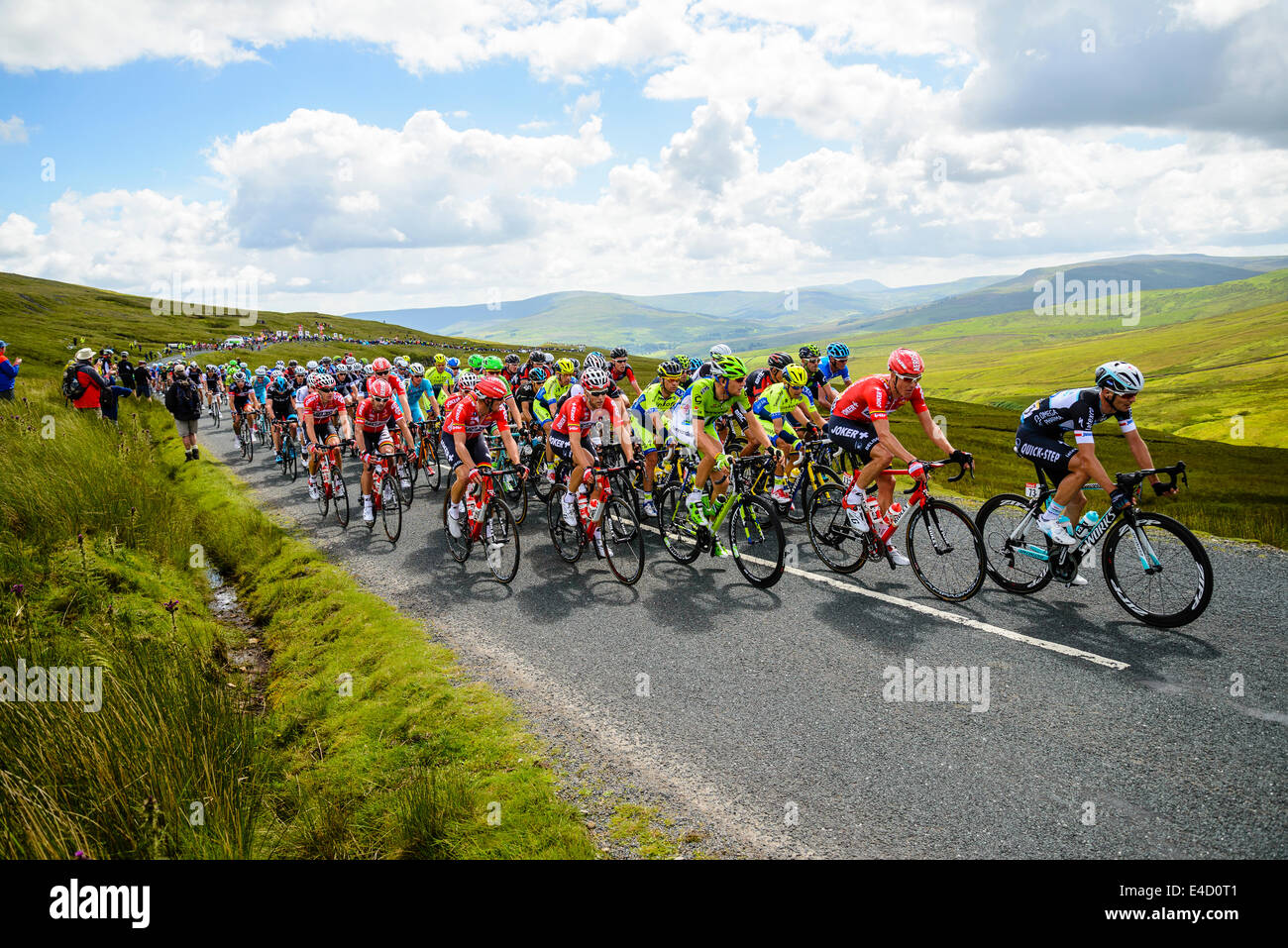 Il peloton racing su Buttertubs passano sulla fase 1 del 2014 Tour de France nel North Yorkshire Foto Stock