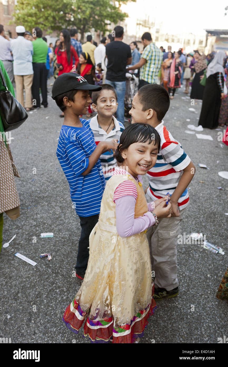 I bambini del Bangladesh a giocare a street fair in 'Piccolo Bangladesh " di Brooklyn, NY, 2014. Foto Stock