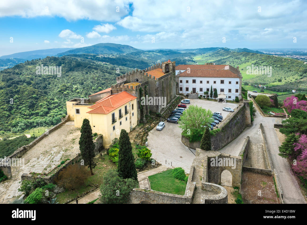 Vista dal castello di Palmela sopra la Serra da Arrabida, penisola di Setubal, costa di Lisbona, Portogallo, Europa Foto Stock