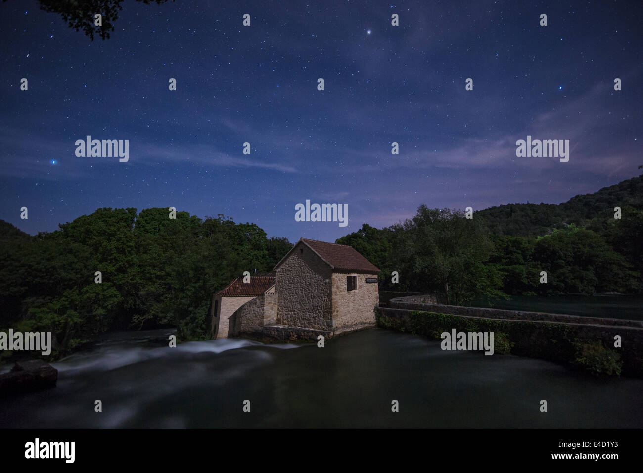 Cielo stellato sopra il vecchio mulino a vento, Parco Nazionale di Krka, Croazia Foto Stock