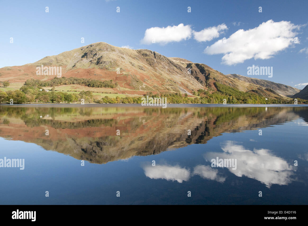 Buttermere Lake in Cumbria riflettendo Robinson con drammatica nuvole. Foto Stock