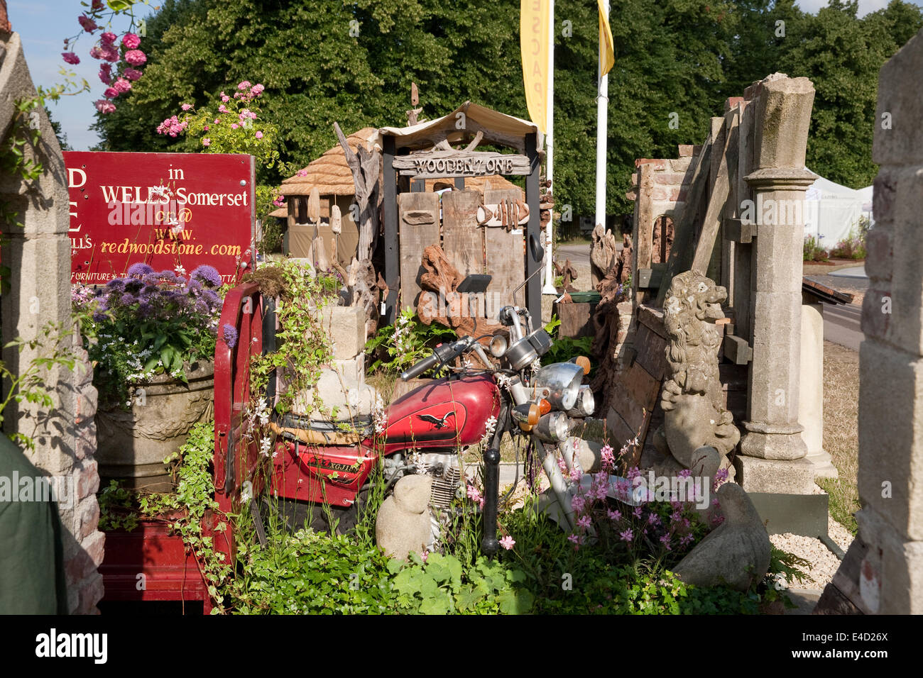 Hampton Court, UK. 8 Luglio, 2014. Vecchia reliquie in un giardino a RHS Hampton Court Flower Show 2014 Credit: Keith Larby/Alamy Live News Foto Stock