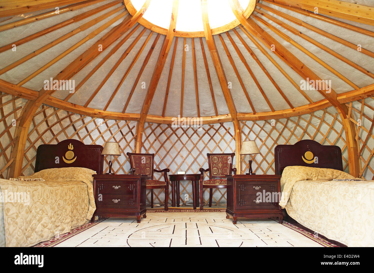 Yurta di lusso per i turisti, interno, Kharkhorin, steppa meridionale, Övörkhangai Provincia, Mongolia Foto Stock