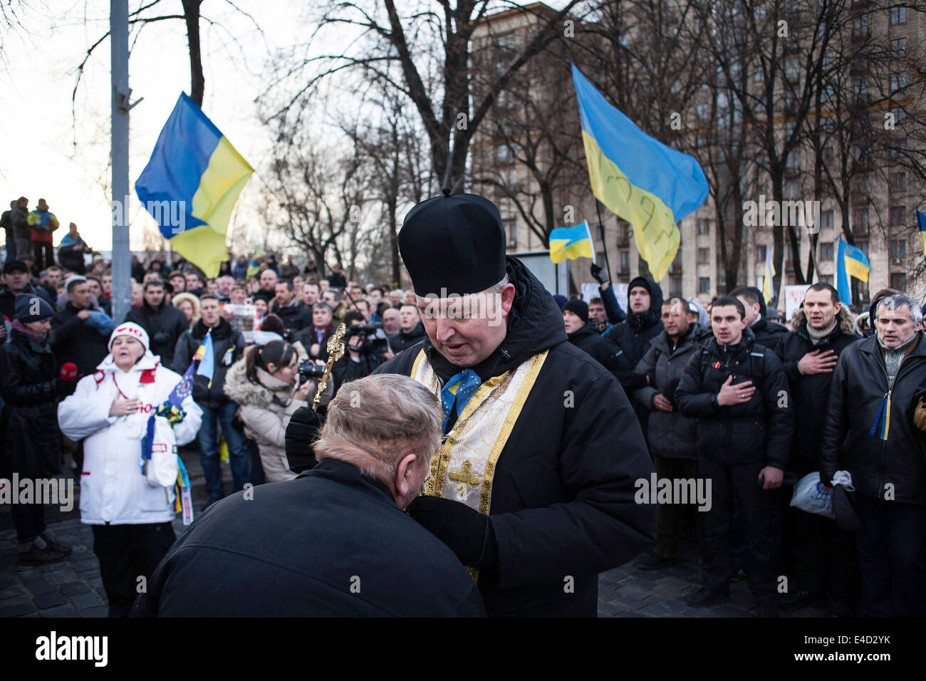 Marcia di protesta, protester baciando un papa il crocifisso, Euromaidan, Kiev, Ucraina Foto Stock