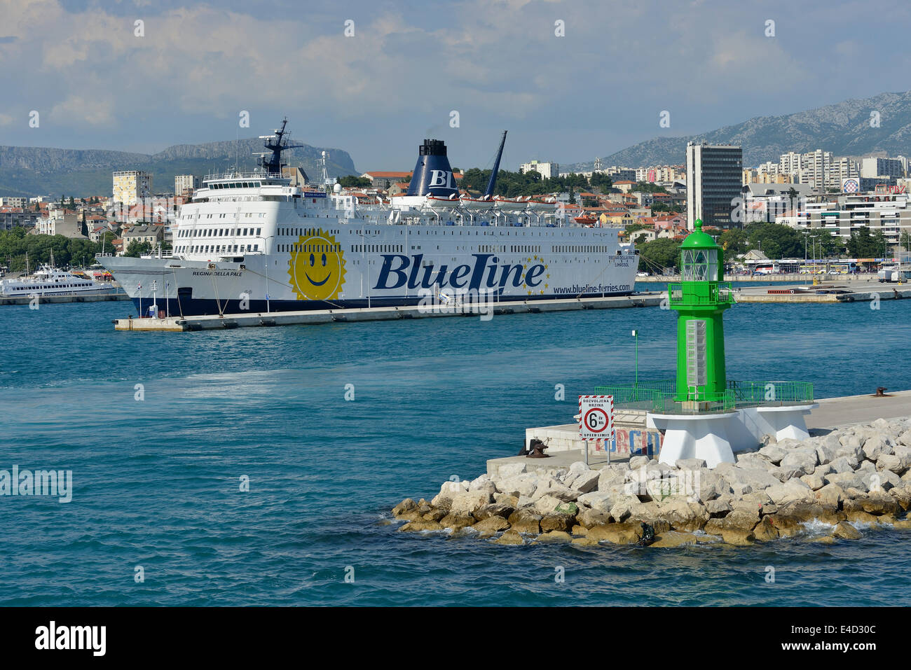Traghetto di linea blu la società di spedizione, nel porto di Spalato, Split-Dalmatia County, Croazia Foto Stock