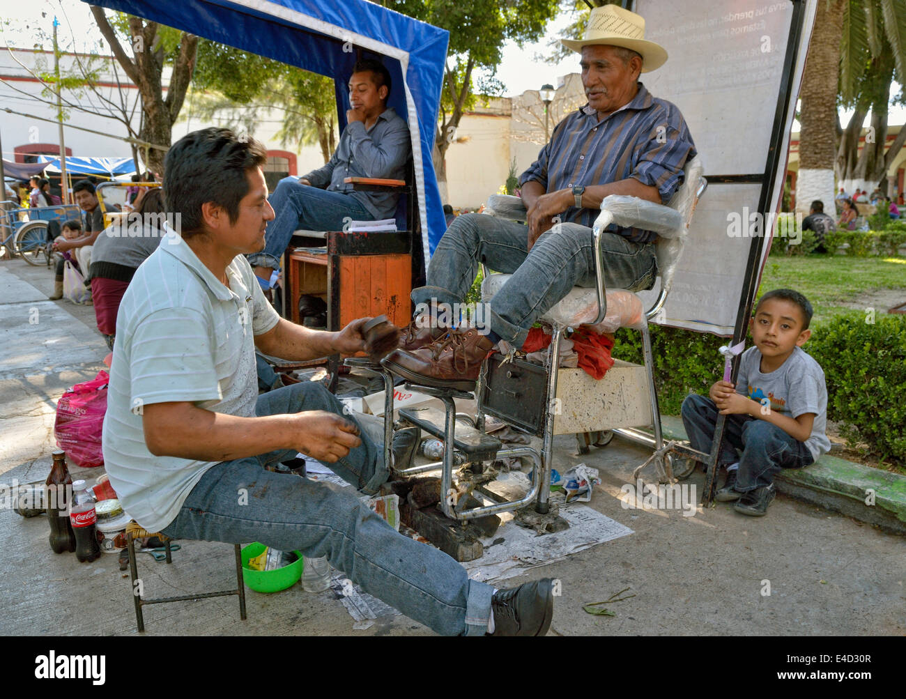 Il servizio di pulizia scarpe ragazzo al lavoro, Tlacolula, Stato di Oaxaca, Messico Foto Stock