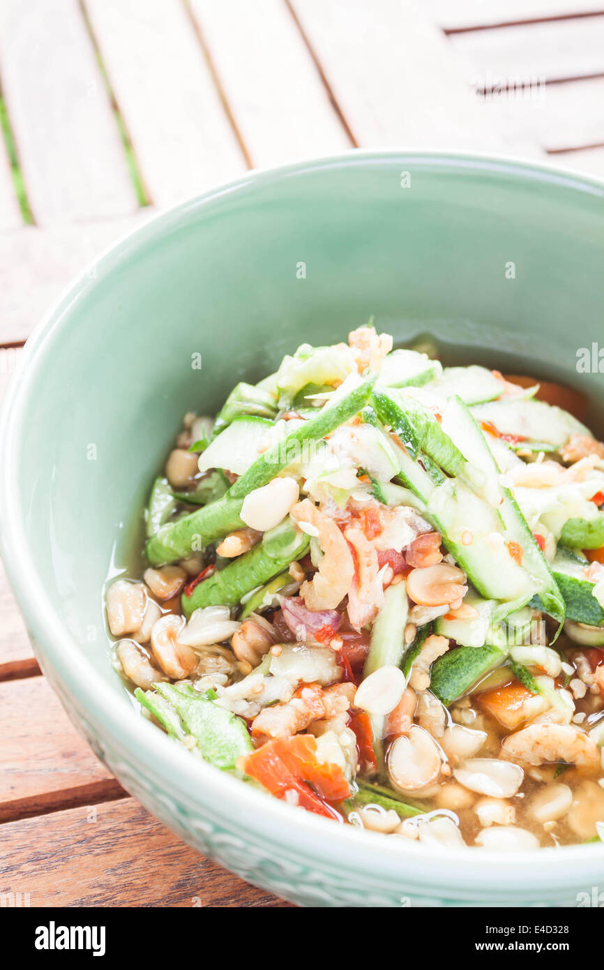 Stile Thailandese di cetriolo insalata piccante sul recipiente, stock photo Foto Stock
