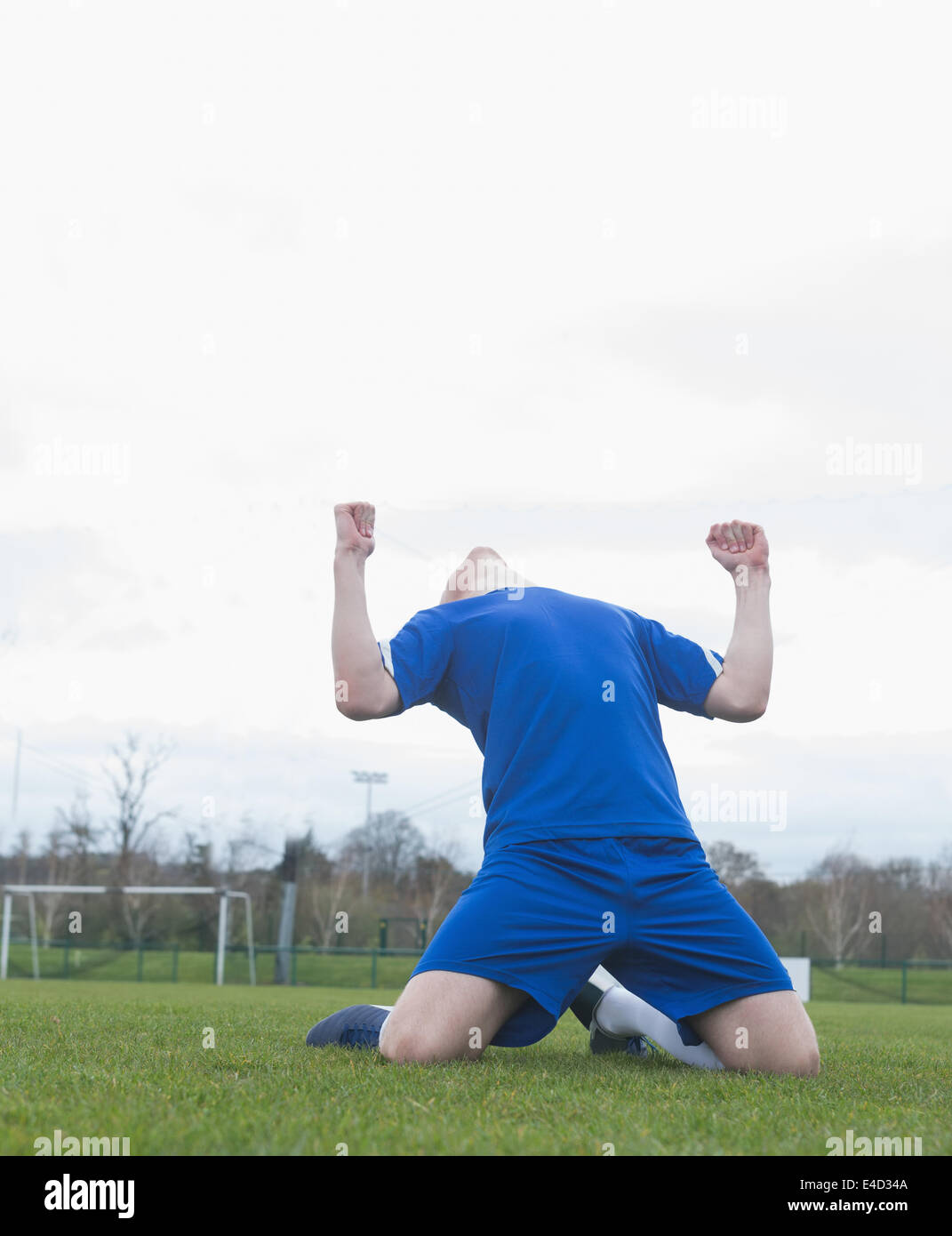 Giocatore di football in blu per celebrare una vittoria Foto Stock