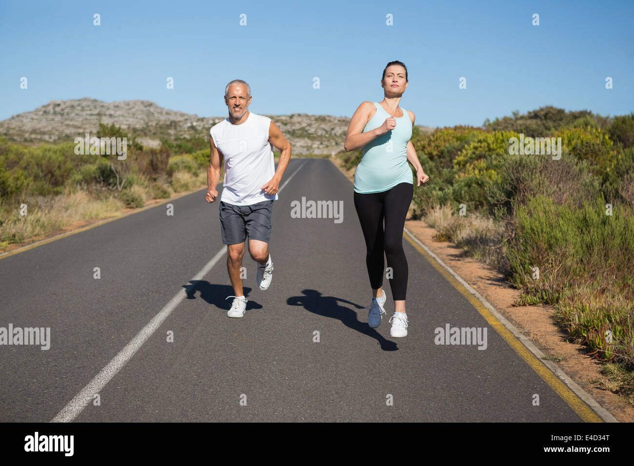 Montare matura in esecuzione su strada aperta insieme Foto Stock