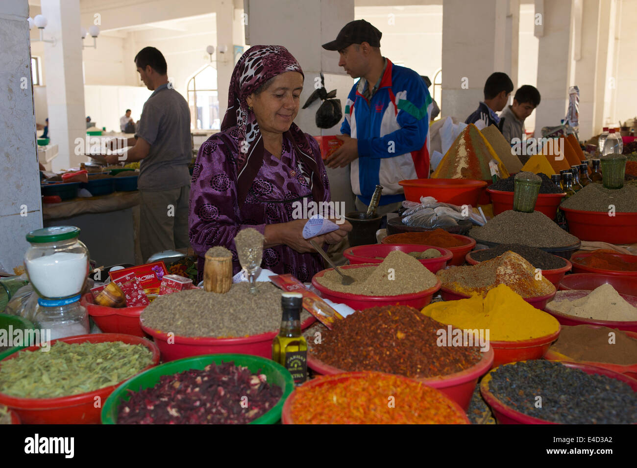 Venditore di spezie in un bazar, Bukhara, Uzbekistan Foto Stock