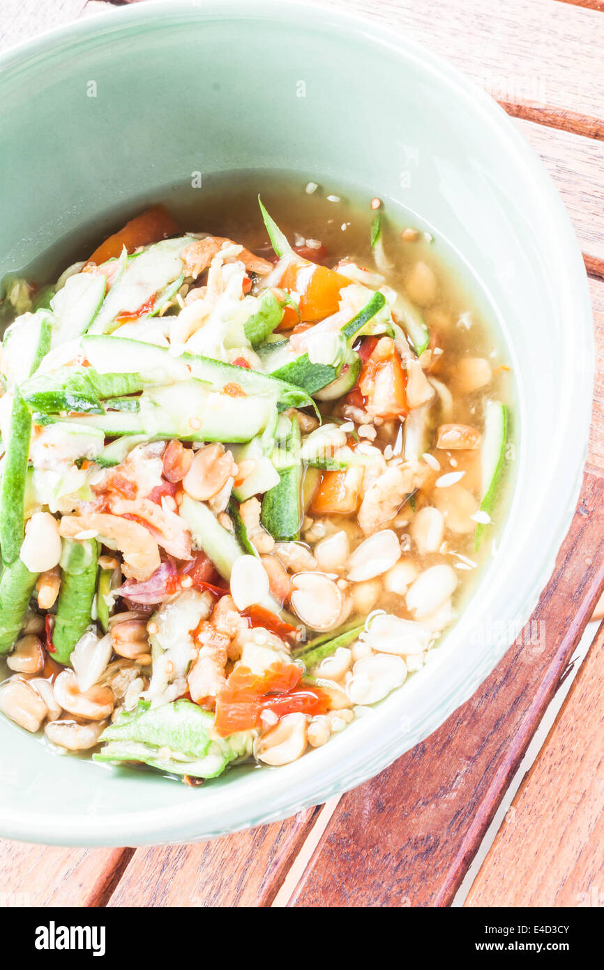 Stile Thailandese di cetriolo insalata piccante che serve, stock photo Foto Stock