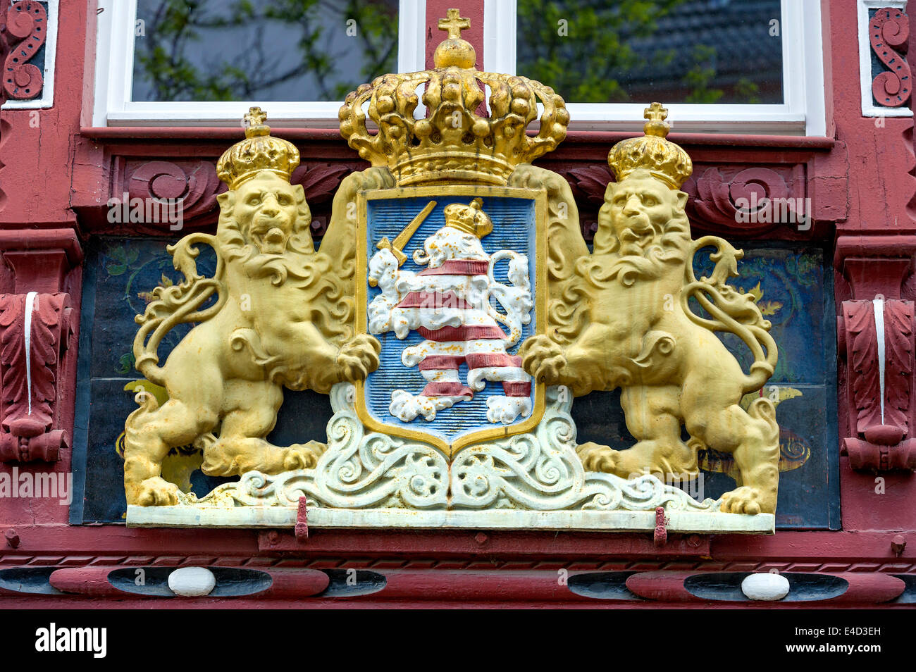 Ghisa stemma di Hesse, supportato da due leoni, casa in legno e muratura, Marburg vasai House, centro storico, Marburg Foto Stock