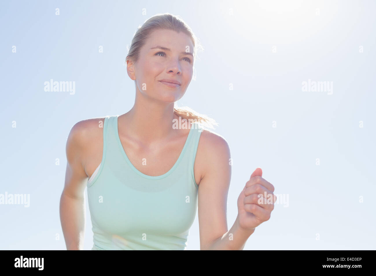 Montare donna jogging e sorridente Foto Stock